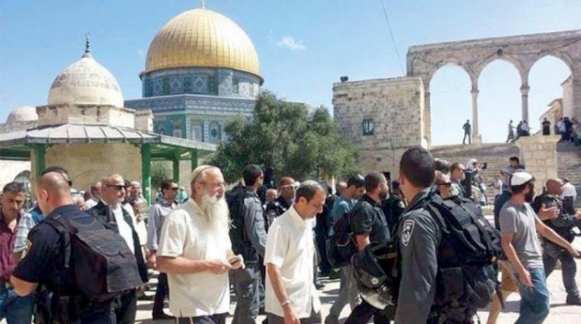 الاحتلال يشن حملة اعتقالات بالضفة.. والمستوطنون يقتحمون الأقصى