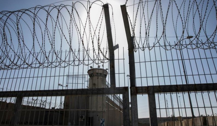 الأسرى يغلقون الأقسام في سجون الاحتلال ويدعون لـ"يومي غضب"