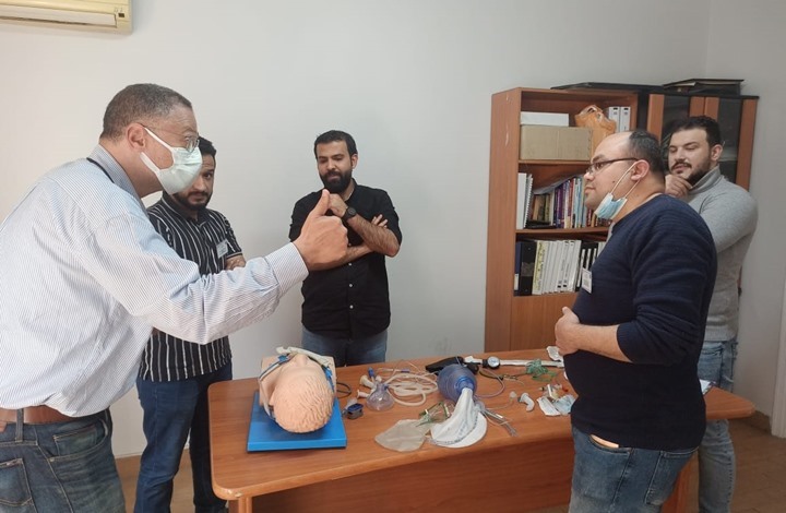 أطباء فلسطينيون في أوروبا يُدربون زملاءهم في غزة على الطوارئ