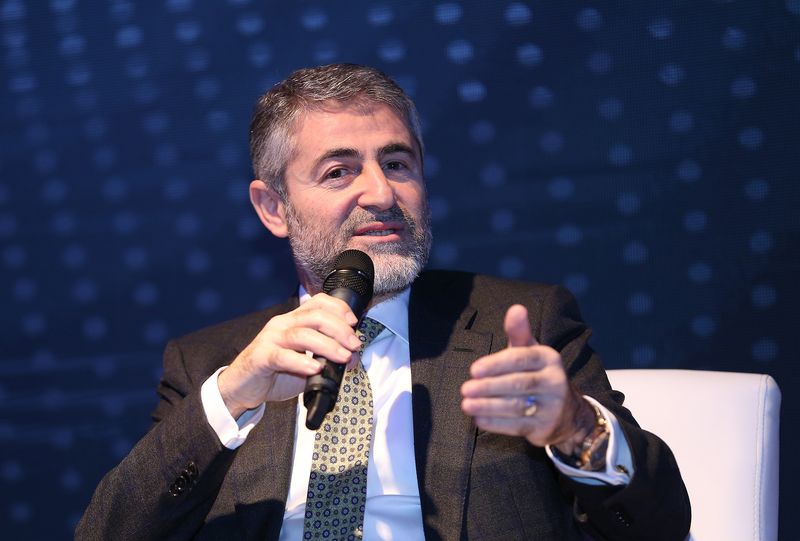 بلومبيرغ: نباتي في لندن لشرح النظام الاقتصادي الجديد ويعد ببقاء استقرار الليرة