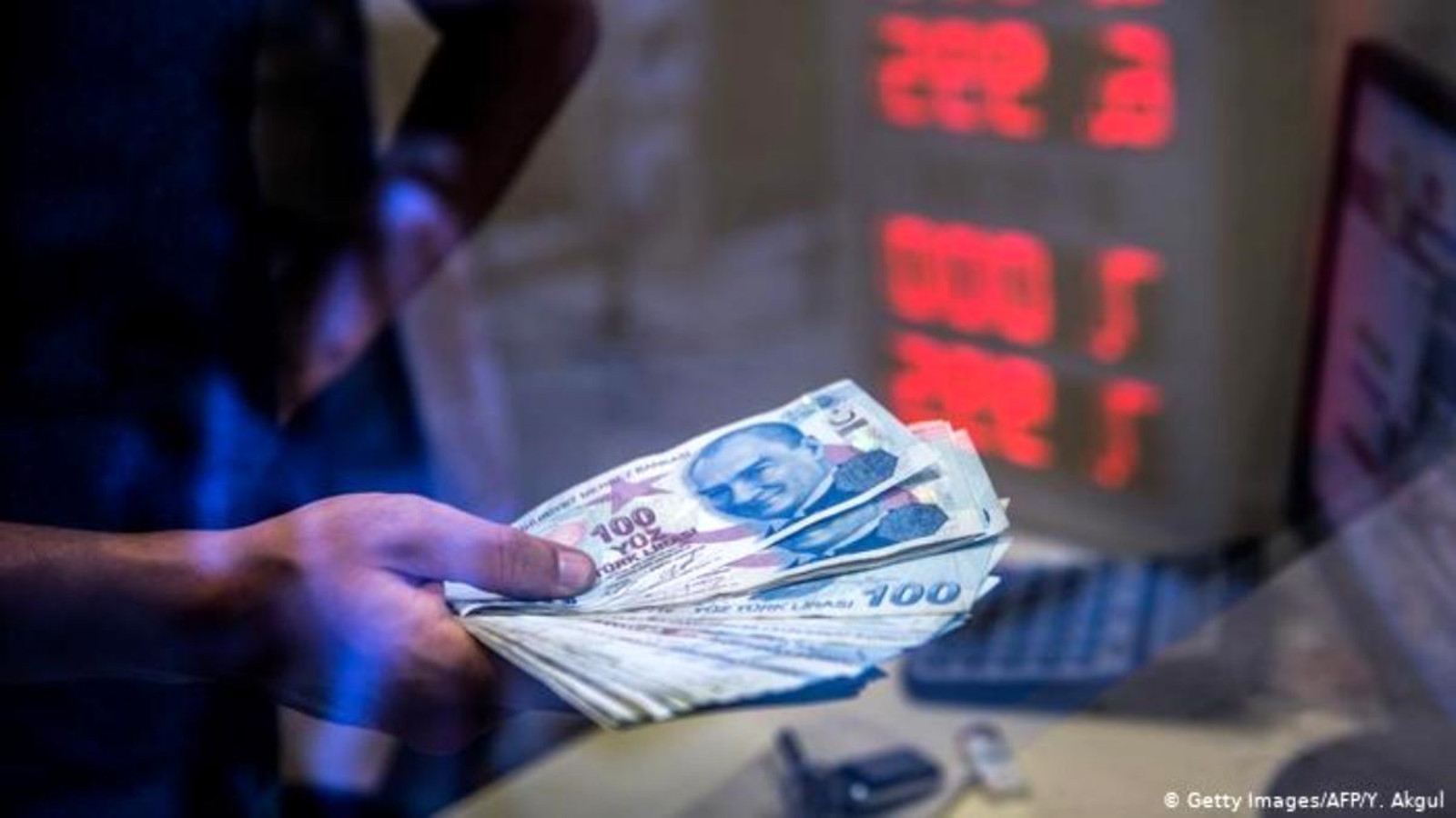 البنك المركزي التركي يبقي على سعر الفائدة عند 14 بالمئة