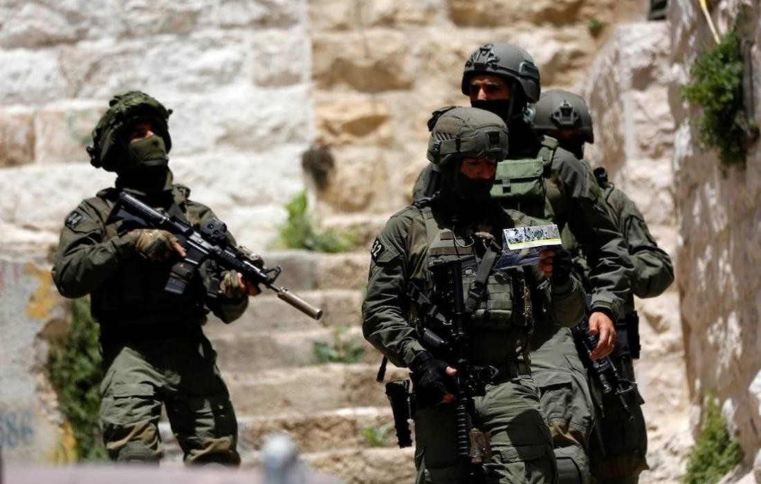 حملة اعتقالات متفرقة بالقدس والضفة .. واحتجاز ثلاثة غزيين في محاولة تسلل للداخل المحتل
