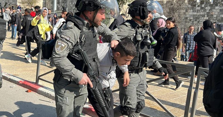 الاحتلال يعتدي على مقدسيين في باب العامود .. ويزعم اعتقال خلية للمقاومة في المدينة المقدسة