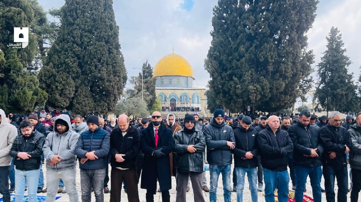 عشرات الآلاف يحيون صلاة الجمعة في الأقصى ردا على ماراثون تهويدي في القدس