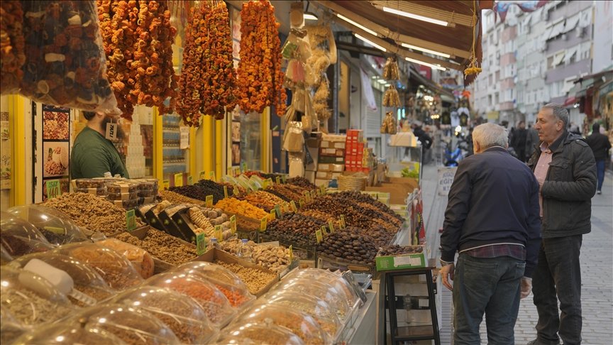 أسواق الفاتح بإسطنبول.. أجواء رمضانية تعكس التمازج والروحانية