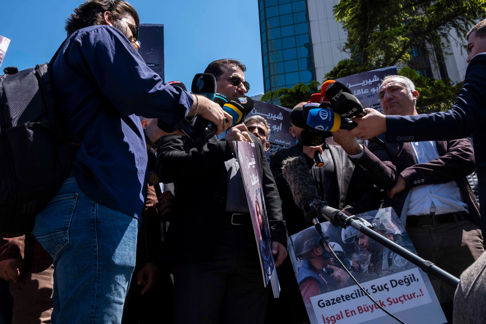 تجمع الصحفيين والإعلاميين الفلسطينيين في تركيا يقيم وقفة احتجاجية أمام قنصلية الاحتلال تنديدا بمقتل أبو عاقلة