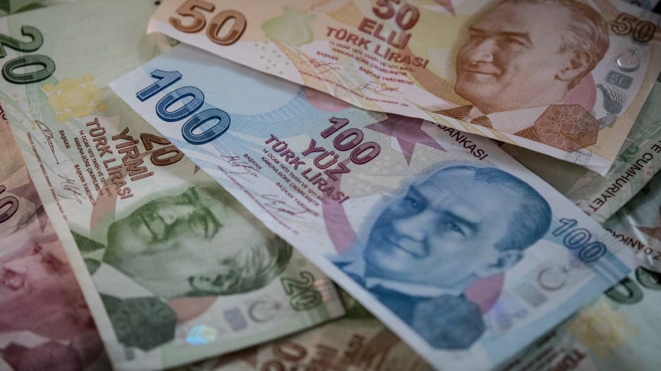 الليرة التركية تعاود الهبوط مجددا.. فقدت 20 بالمئة في 5 أشهر