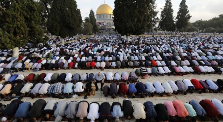 تلبية لدعوات النفير .. عشرات الآلاف يؤدون صلاة الجمعة في "الأقصى"