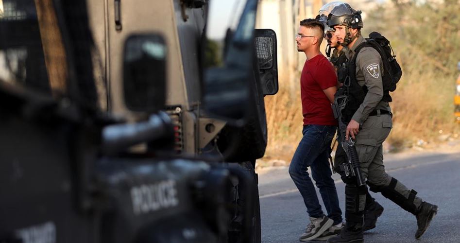 المستوطنون يؤدون طقوس دينية في الأقصى .. والاحتلال يعتقل طفالا بالضفة