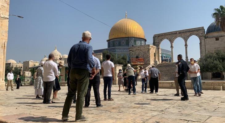 عشرات المستوطنين يقتحمون الأقصى ودعوات للنفير في جمعة "القدس ميثاق الأمة"