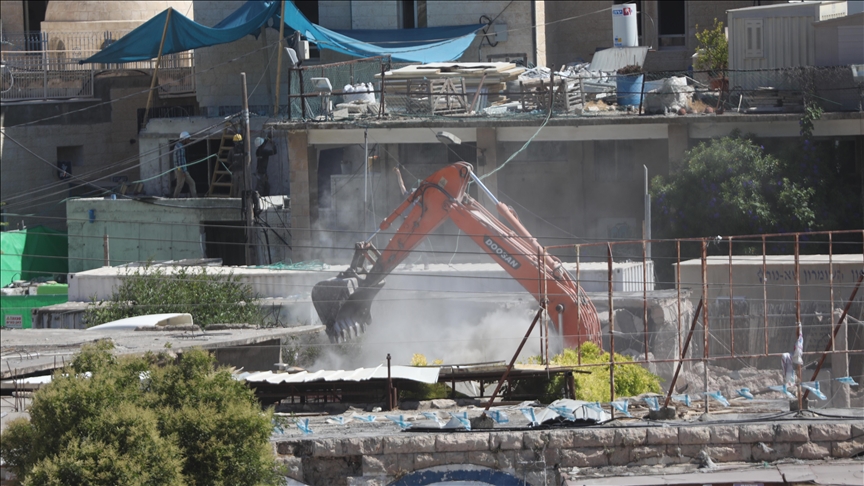 مستوطنون يجرفون أراضي في سلفيت وآليات الاحتلال تهدم سوقا فلسطينيا قديما في الخليل