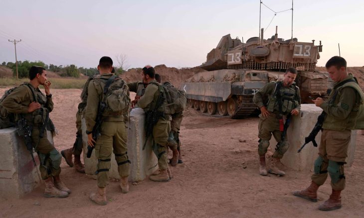 قوات الاحتلال تنفذ اعتداءات على قطاع غزة وتعتقل فلسطينيين بمحاذاة الغلاف