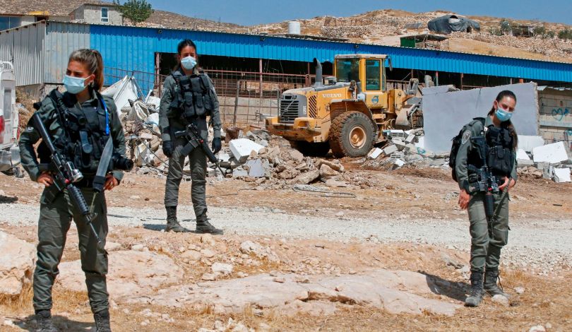 الاحتلال يقتلع أشجارًا ويُخطر ويهدم منشآت لفلسطينيين في الضفة
