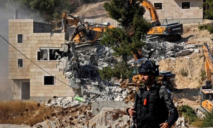 جيش الاحتلال يهدم منزلي أسيرين فلسطينيين في الضفة الغربية .. "شاهد"