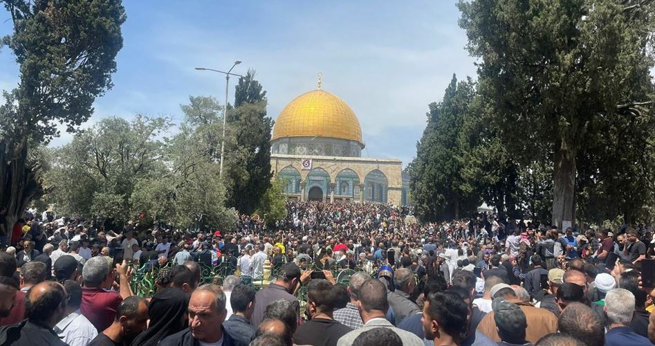50 ألفاً يشهدون صلاة الجمعة في المسجد الأقصى
