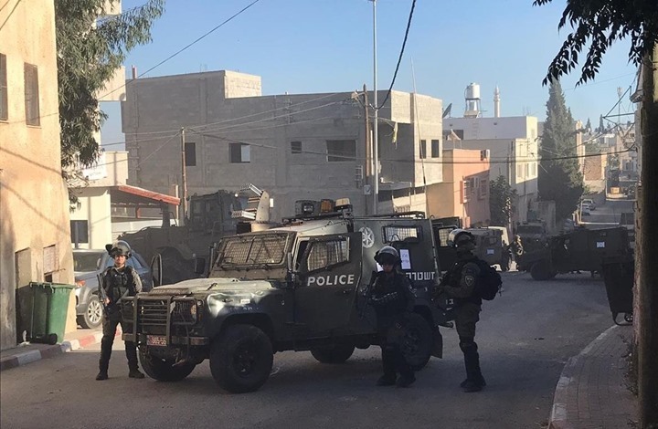 اعتقالات وموجهات بالضفة.. والاحتلال يستهدف مزارعي القطاع