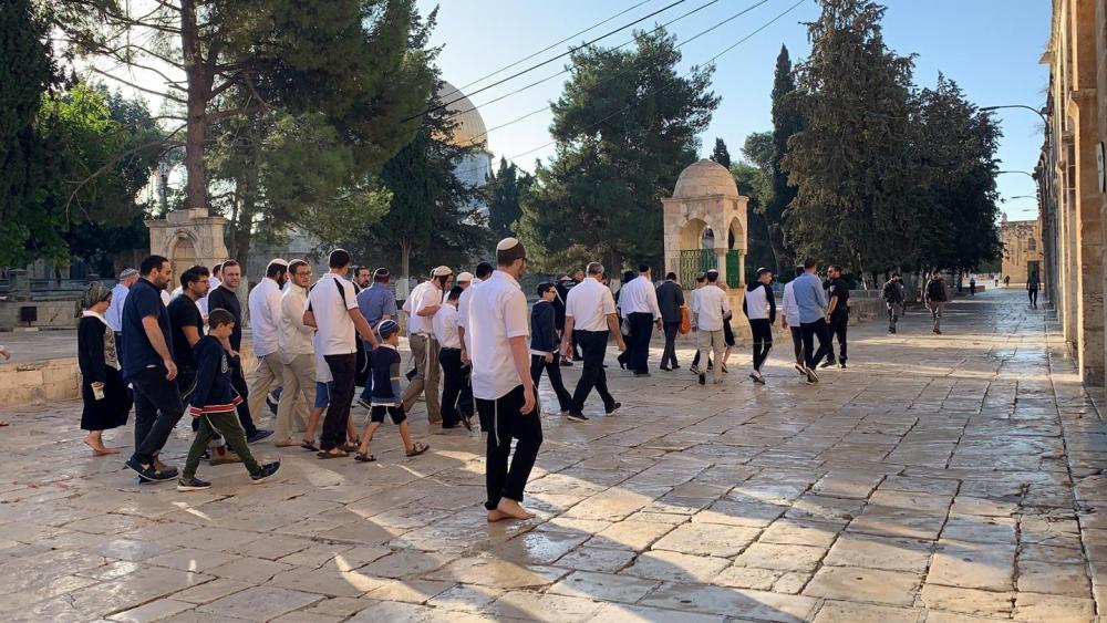 عشرات المستوطنين يقتحمون الأقصى .. واعتقالات واسعة بالضفة والقدس
