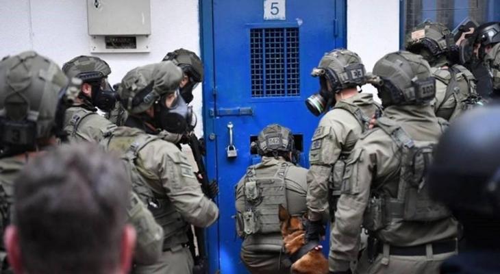 توتر في سجون الاحتلال بعد إجراءات ضد الأسرى .. ووقفات تضامنية بغزة والضفة