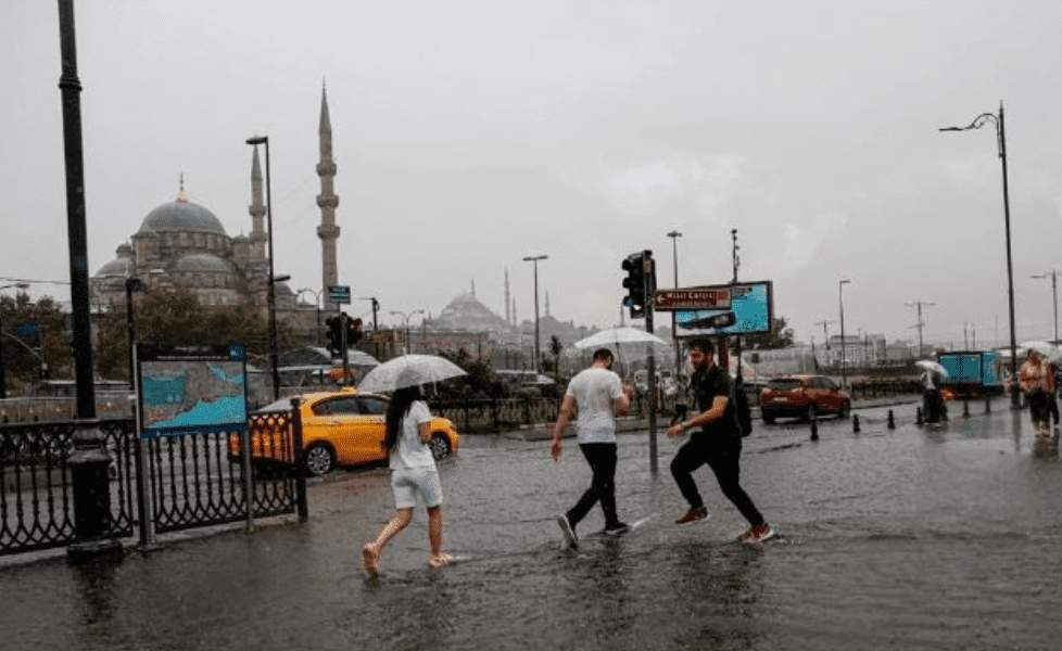 بالفيديو .. أمطار غزيرة في اسطنبول تشل الحركة وتحذير من الساعات القادمة
