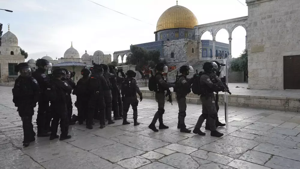 الاحتلال يغلق البلدة القديمة بالقدس ويقتحم المسجد الأقصى