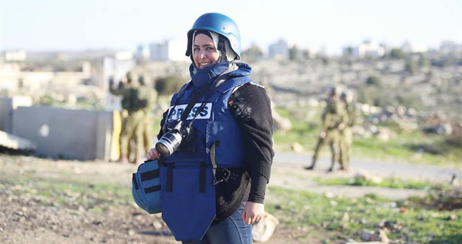 بعد تحريض إسرائيلي ضدها .. مؤسسة “تومسون رويترز” تسحب جائزة من صحفية فلسطينية
