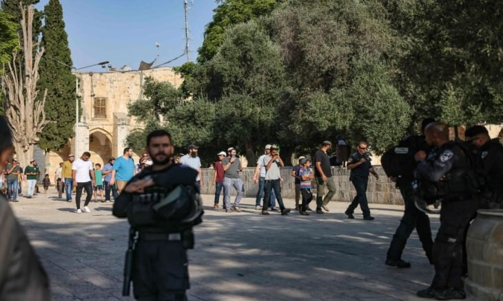لباس فاضح بباحات الأقصى .. والاحتلال يمدد اعتقال 3 مقدسيين