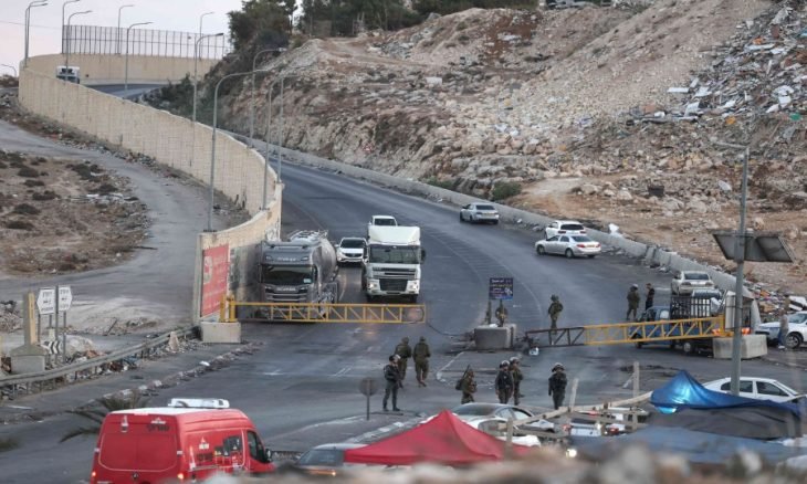 بالصور .. الاحتلال الإسرائيلي يغلق حاجز قلنديا ويواصل حصار مخيم شعفاط وعناتا