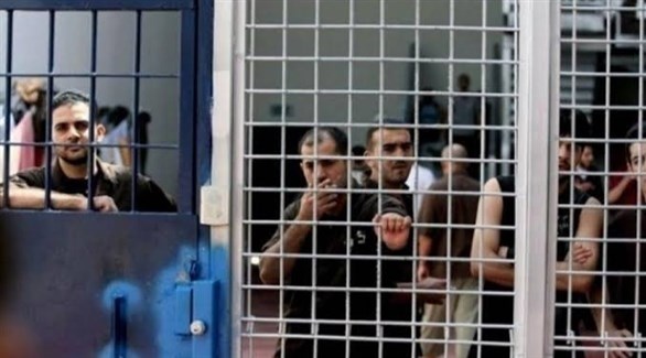 900 أسير فلسطيني يرجعون وجباتهم إسناداً للمعتقلين المضربين