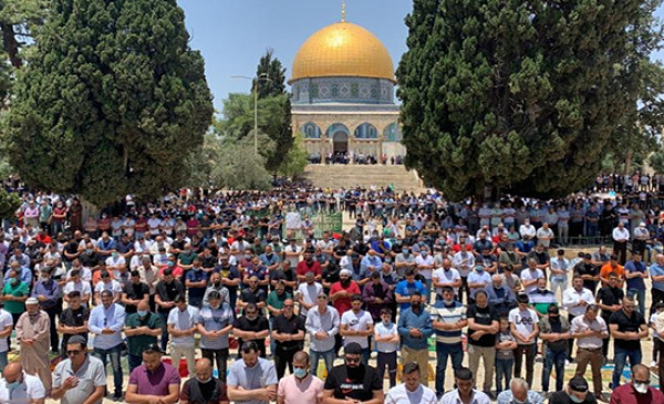 بالصور .. 60 ألف مصل أدوا صلاة ظهر الجمعة بالمسجد الأقصى