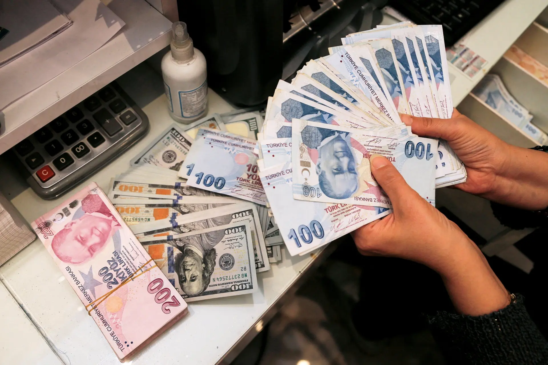 المركزي التركي يخفض سعر الفائدة على الليرة 150 نقطة أساس إلى 10.5%