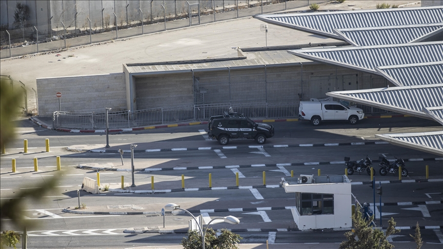 عشرات الآلاف محاصرون بالقدس.. والاحتلال يفرض طوقاً أمنيا بحثاً عن منفذ عملية “شعفاط”