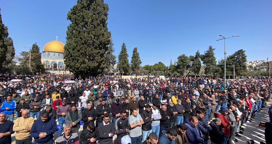 50 ألفاً يشهدون صلاة الجمعة في "الأقصى"