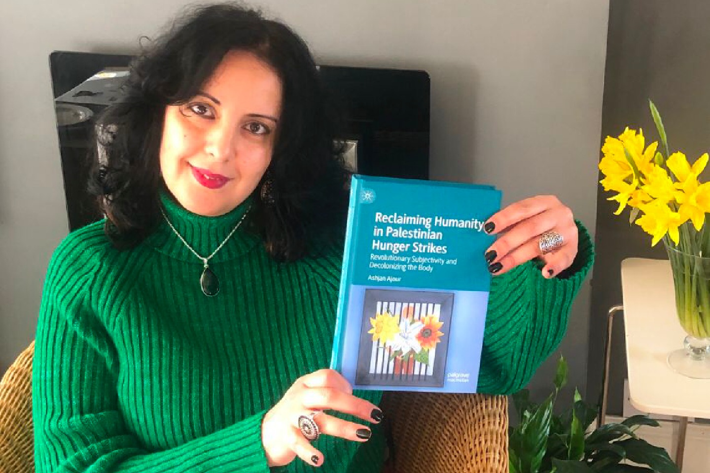 باحثة فلسطينية تفوز بجائزة “الكتاب الفلسطينيّ العالمية”