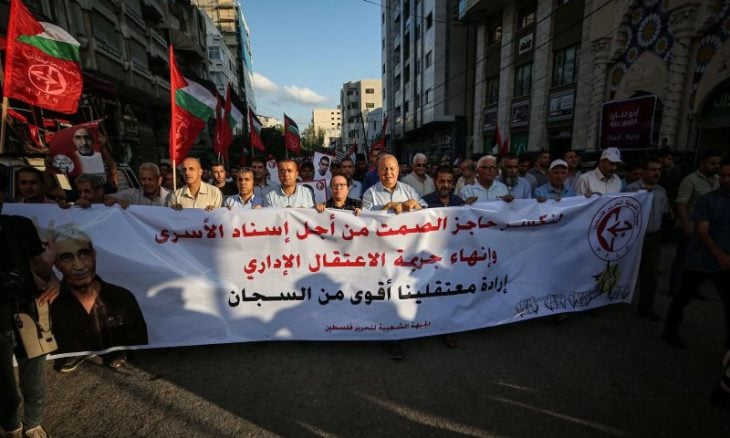عشرات الأسرى الإداريين يصعدون خطوات الاحتجاج ضد الاحتلال.. و30 أسيرا يستعدون للإضراب عن الطعام