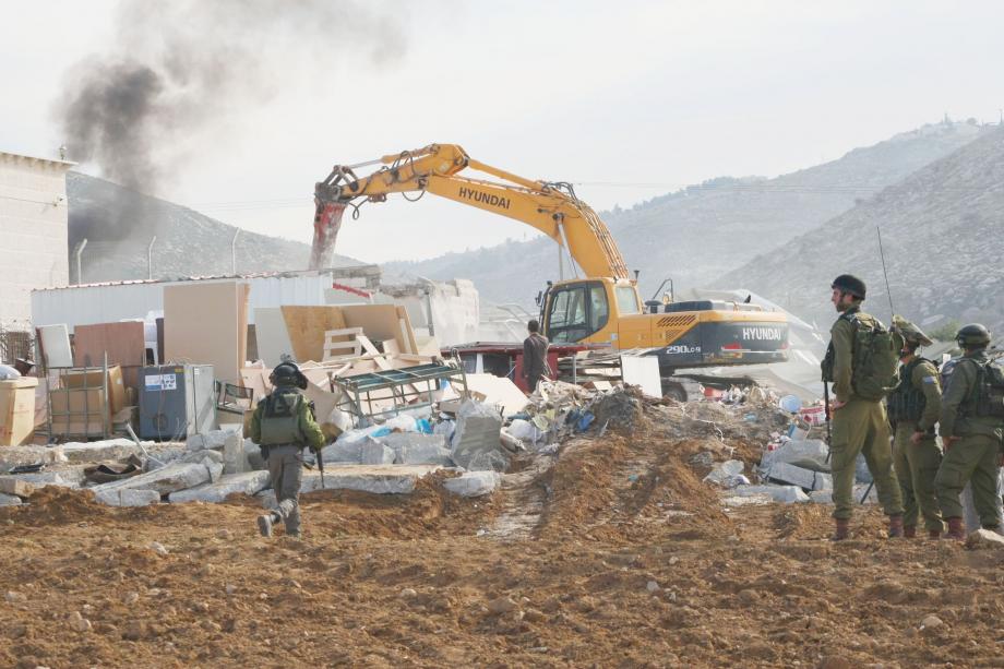 الاحتلال يهدم منازل لفلسطينيين في مناطق متفرقة من الضفة