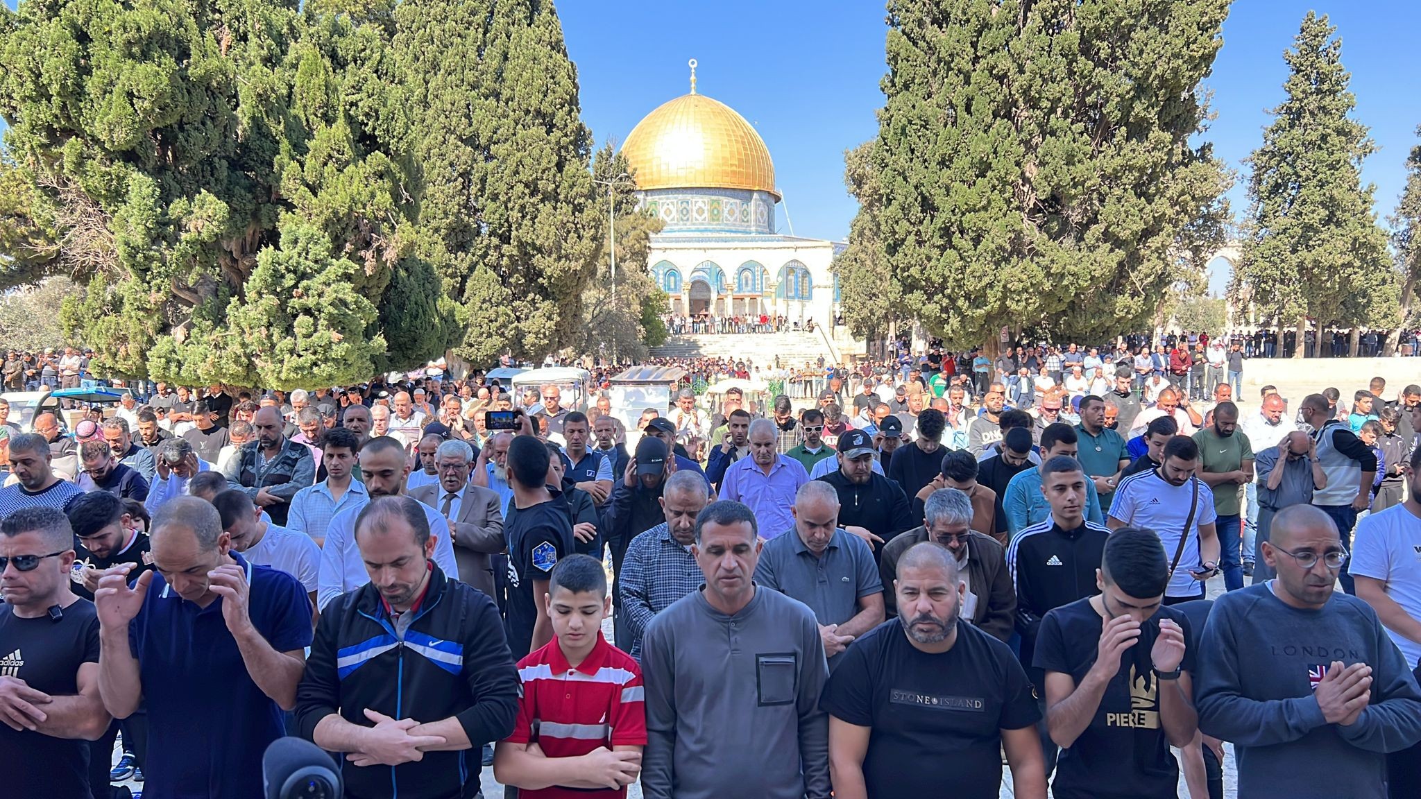 60 ألف مصل يؤدون صلاة الجمعة بالمسجد الأقصى .. "شاهد"