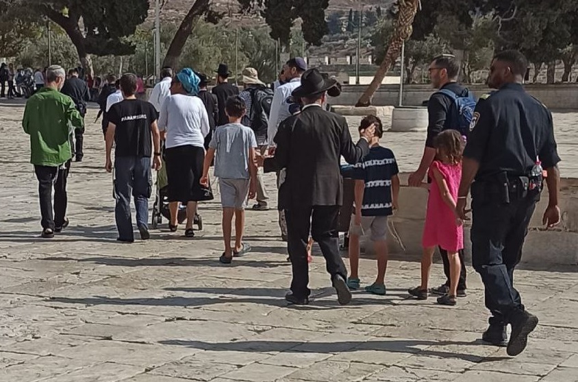 مستوطنون يقتحمون “الأقصى” بحماية شرطة الاحتلال