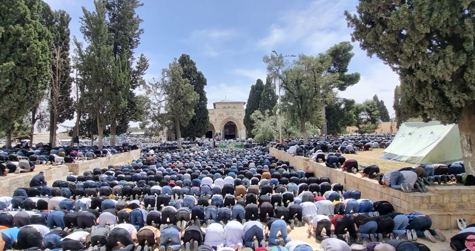 60 ألفًا أدوا الجمعة بالأقصى.. الخطيب يحذر من التقصير بحق المقدسات