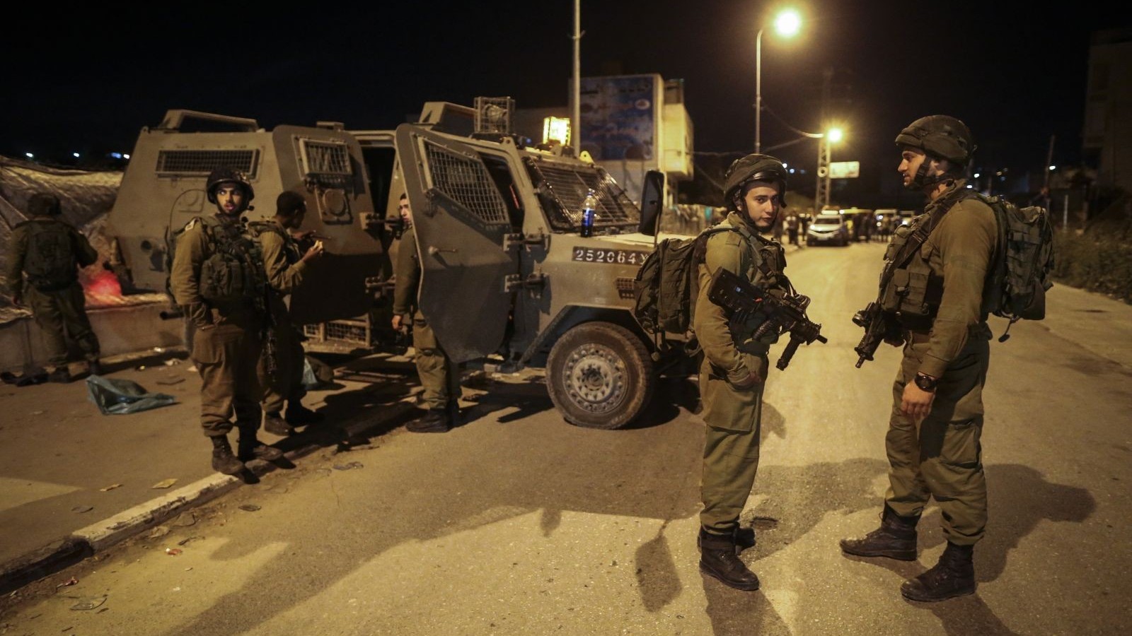 حملة اعتقالات بالضفة .. والفلسطينيون يؤيدون المقاومة
