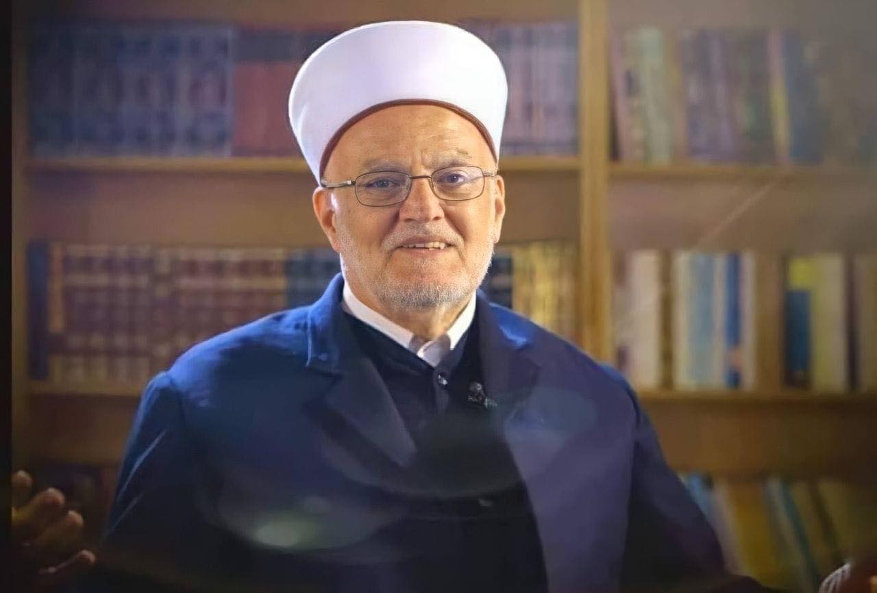 قوات الاحتلال تقتحم منزل الشيخ عكرمة صبري وتسلمه استدعاء للتحقيق