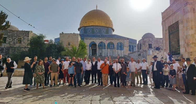 مئات المستوطنين يقتحمون المسجد الاقصى بحماية من شرطة الاحتلال