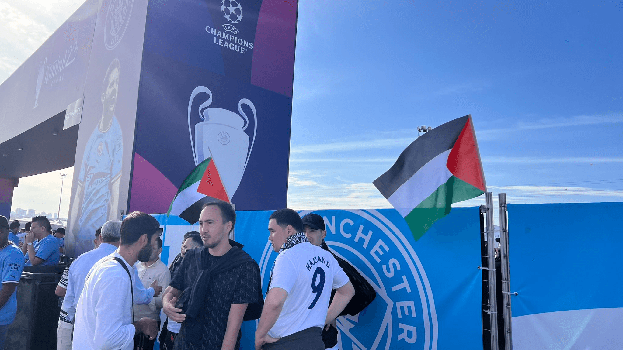 صور | أعلام فلسطين في نهائي "أبطال أوروبا" باسطنبول