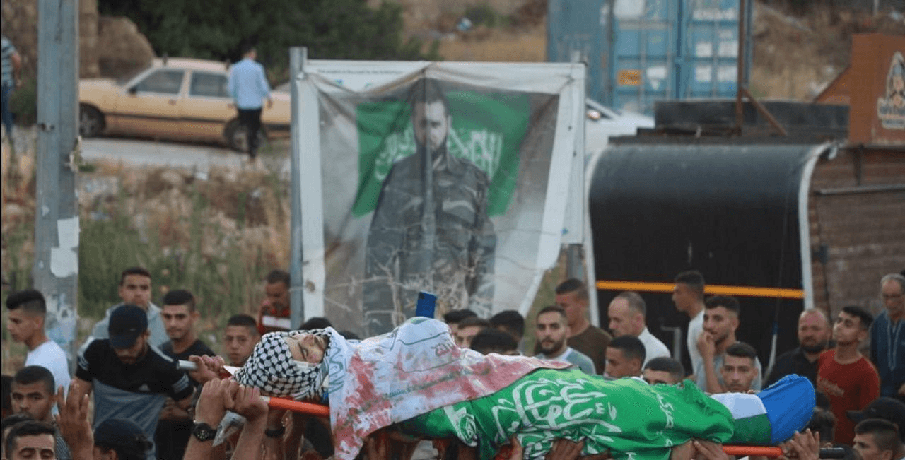 آلاف الفلسطينيين يشيعون جثمان الشهيد خالد صباح أحد منفذي عملية مستوطنة عيلي