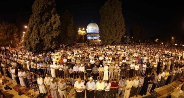 الآلاف يؤدون صلاة الفجر العظيم في المسجد الأقصى