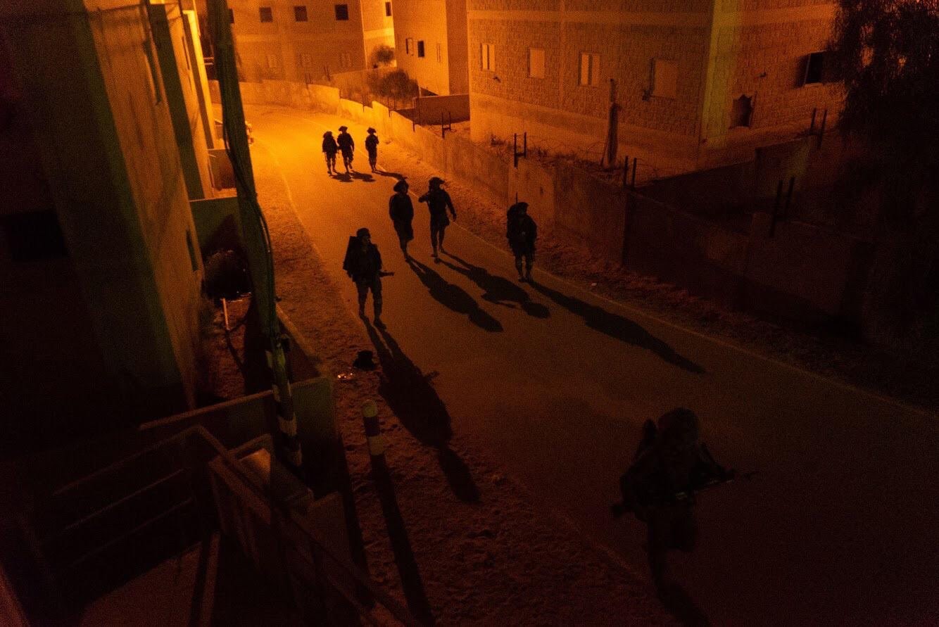 اعتقالات ومداهمات في مناطق متفرقة بالضفة الغربية