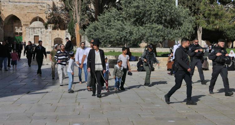 مستوطنون يقتحمون الأقصى ويؤدون طقوسًا تلمودية