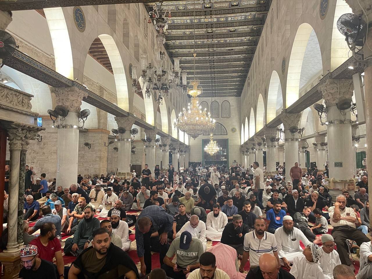 بالصور الألاف يؤدون صلاة الفجر في رحاب المسجد الأقصى