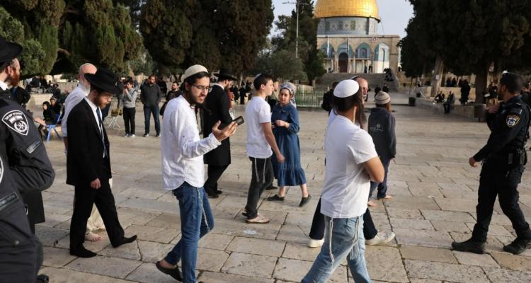 بالصور:عشرات المستوطنين يقتحمون المسجد الأقصى