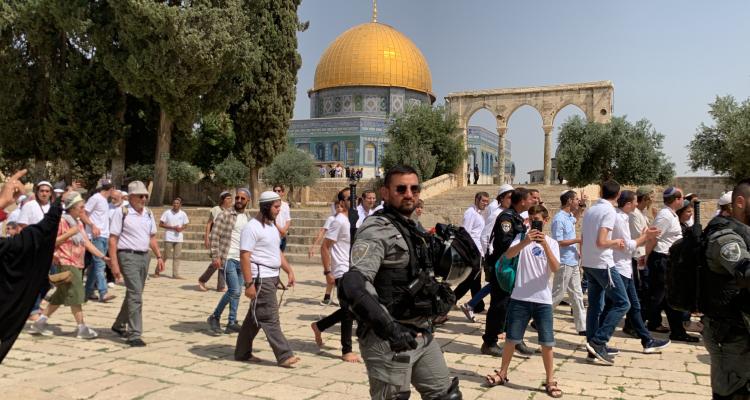 عشرات المستوطنين يقتحمون المسجد الأقصى بحراسة مشددة من شرطة الاحتلال