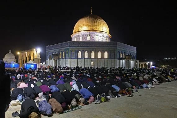 الآلاف يؤدون صلاة الفجر في الأقصى والاحتلال يعتقل شبان من باب حطة